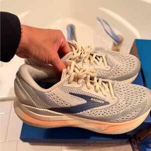 Brooks Women's Adenaline GTS 24 Running Shoes - White and Blue